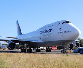 6 vliegtuigen van Lufthansa worden geparkeerd op Twente Airport