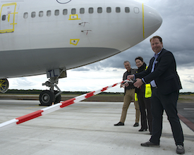 Vijf nieuwe parkeerplaatsen voor vliegtuigen officieel geopend